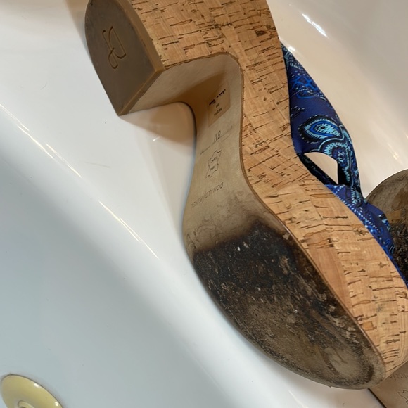 Donald J PLiner Blue bandana print wedges . EUC SZ 8 - Picture 3 of 6
